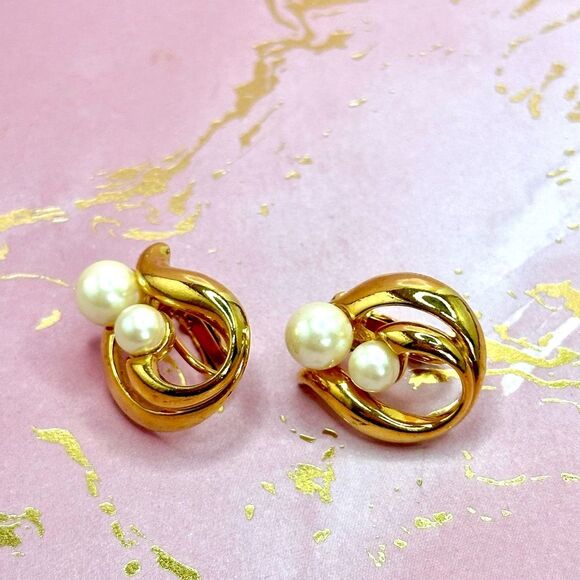 Avon Women's Vintage Goldtone Swirl Faux Pearl Clip on Earrings - Picture 1 of 6